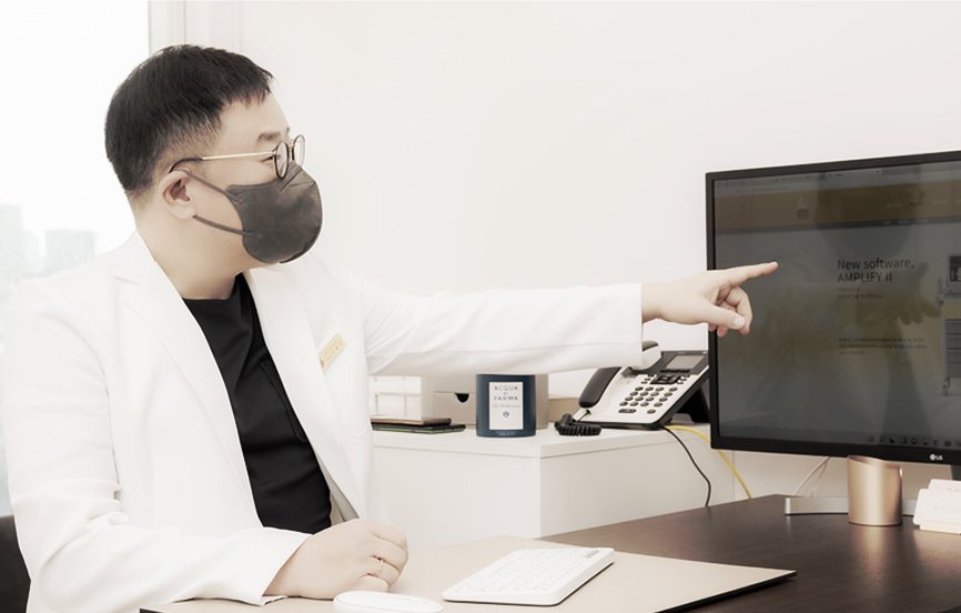 대표원장 이재효 — 상담실에서 모니터를 가리키며 설명하는 모습